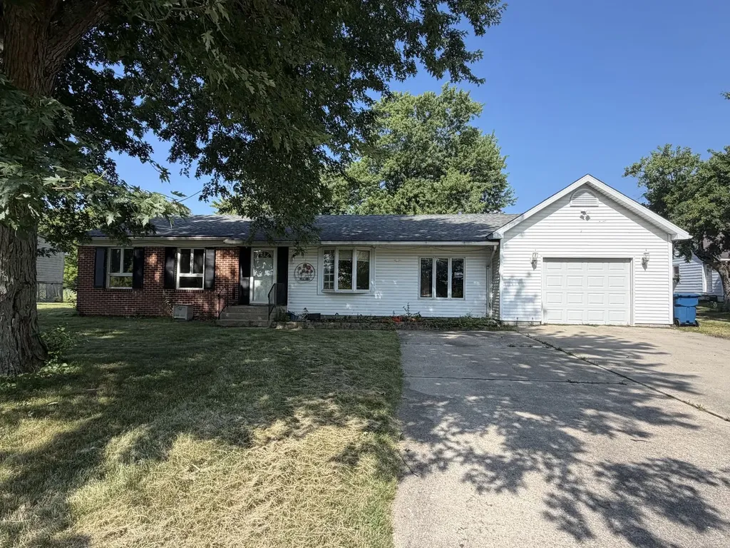 1995 North 1950 Road E Watseka IL 60970