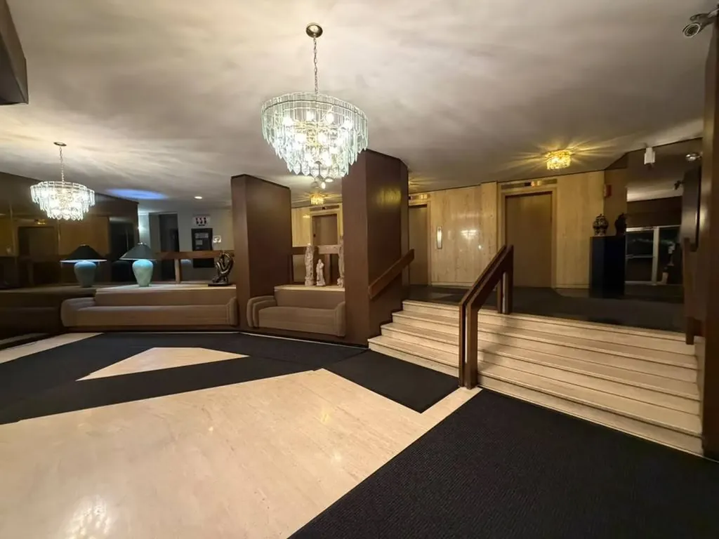 7061 North Kedzie Avenue Chicago IL 60645