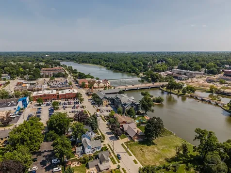 330 South River Lane Geneva IL 60134