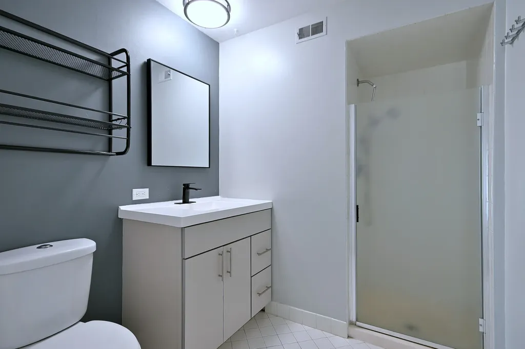 6221 North Niagara Avenue Chicago IL 60631
