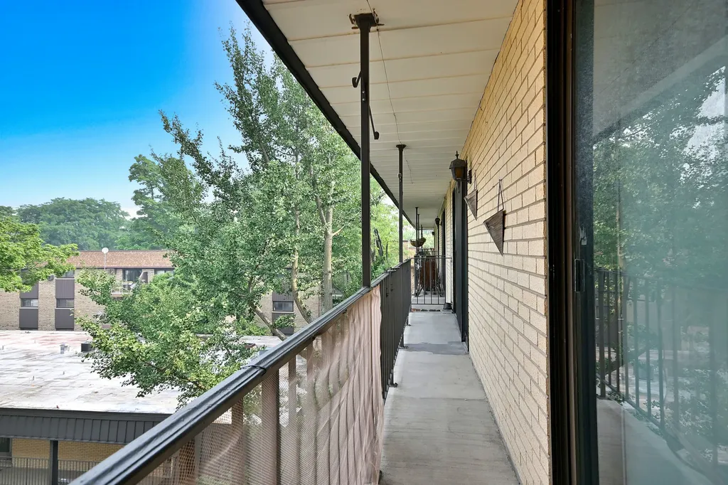 6221 North Niagara Avenue Chicago IL 60631