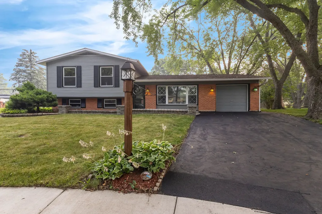 7979 Huntington Circle N Hanover Park IL 60133