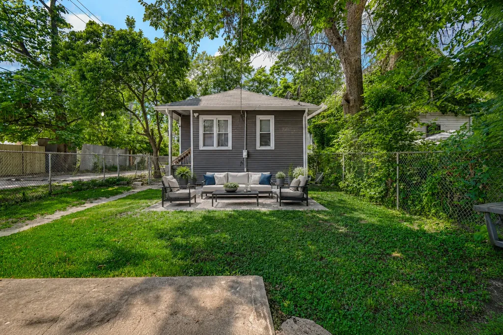 10243 South Parnell Avenue Chicago IL 60628