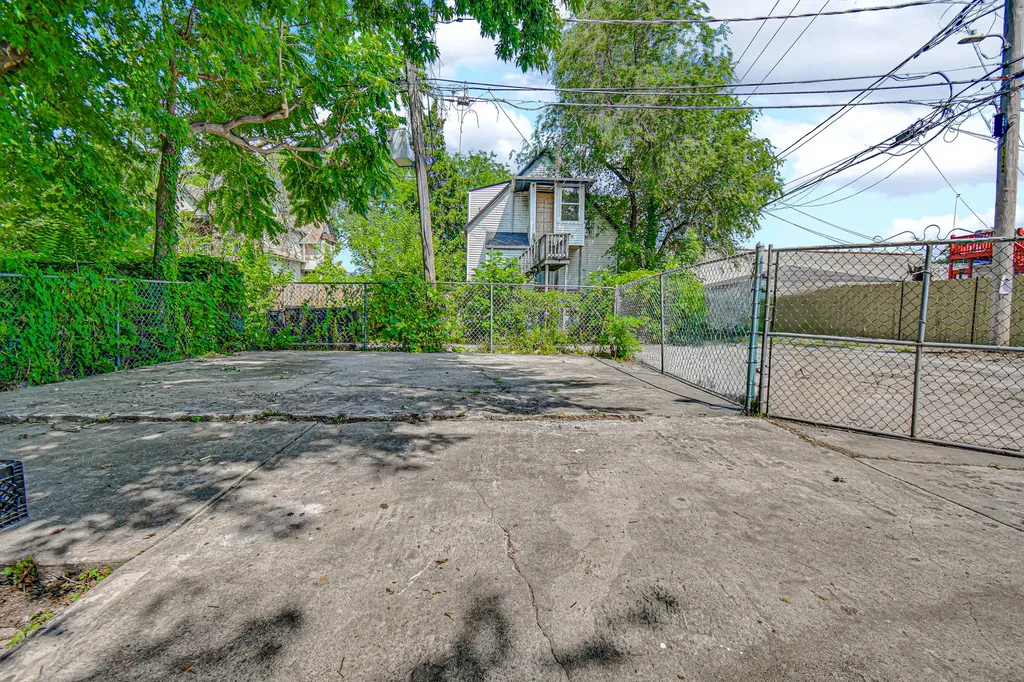 10243 South Parnell Avenue Chicago IL 60628