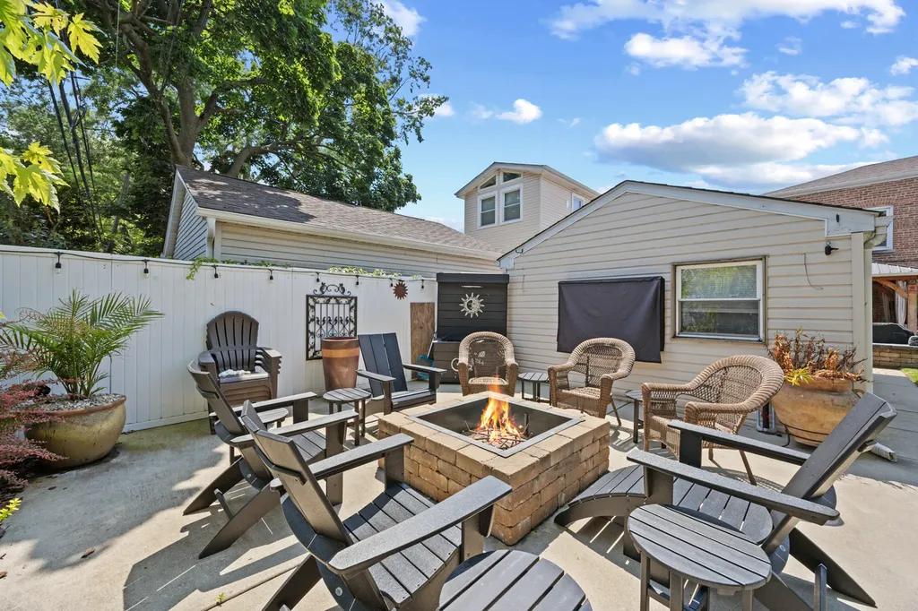 3723 North Pacific Avenue Chicago IL 60634