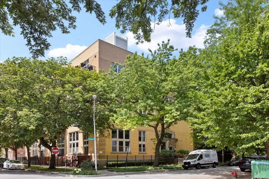 3900 North Claremont Avenue Chicago IL 60618