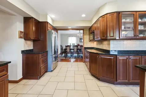 690 Waterford Drive Des Plaines IL 60016