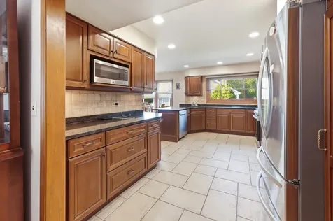 690 Waterford Drive Des Plaines IL 60016