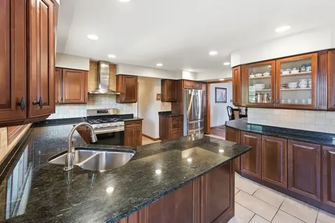 690 Waterford Drive Des Plaines IL 60016