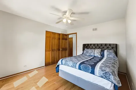 690 Waterford Drive Des Plaines IL 60016