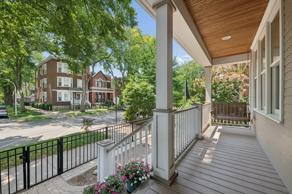 1530 West Grace Street Chicago IL 60613