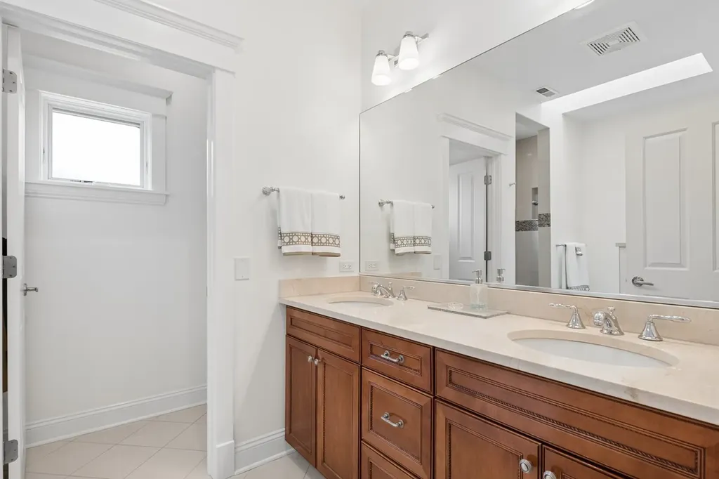 1530 West Grace Street Chicago IL 60613