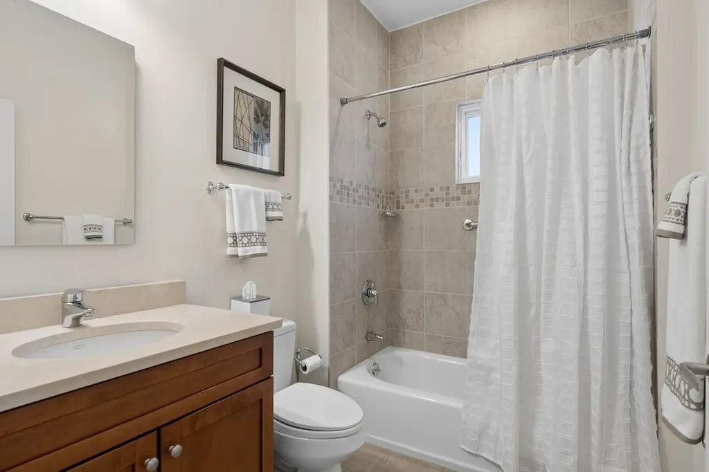 1530 West Grace Street Chicago IL 60613