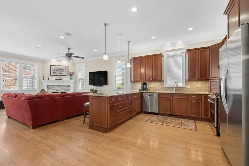 1530 West Grace Street Chicago IL 60613