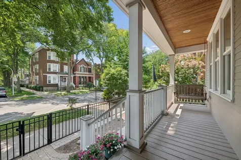 1530 West Grace Street Chicago IL 60613