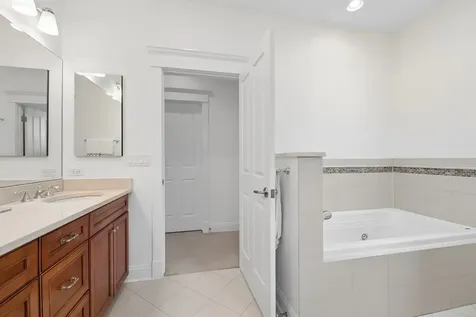 1530 West Grace Street Chicago IL 60613
