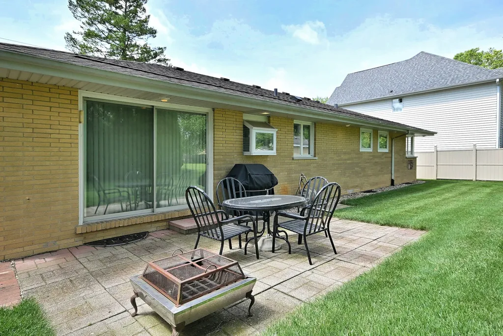 16W650 87TH Street Willowbrook IL 60527