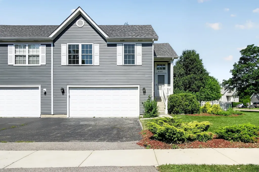 440 Newport Circle Oswego IL 60543
