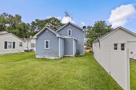 207 East Taylor Street Grant Park IL 60940