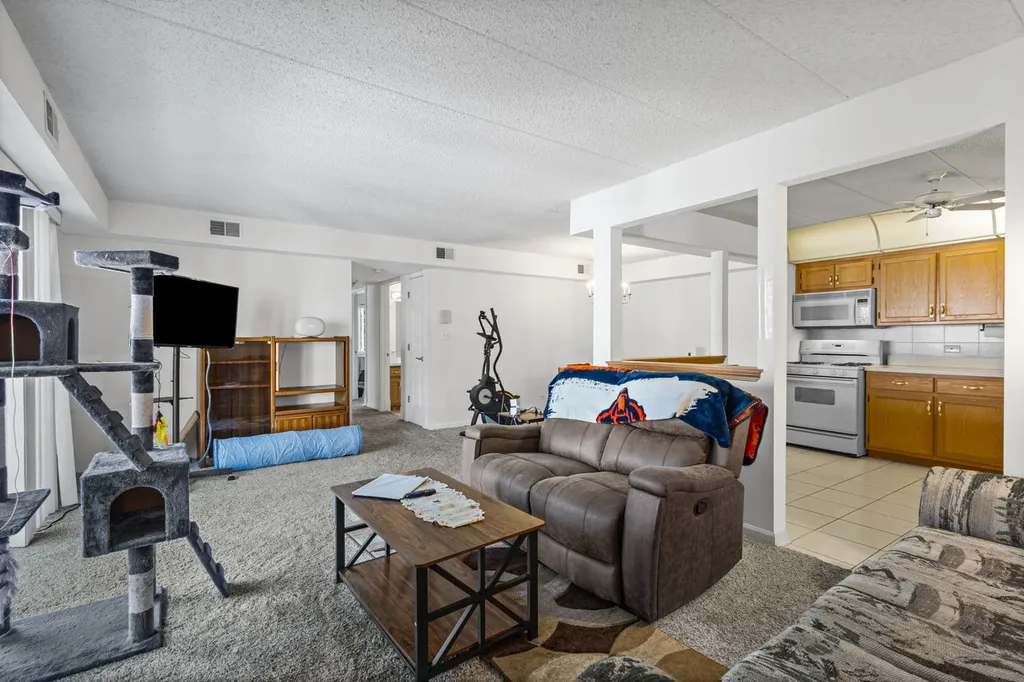 6248 South Gullikson Road Chicago IL 60638