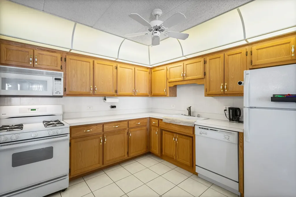 6248 South Gullikson Road Chicago IL 60638