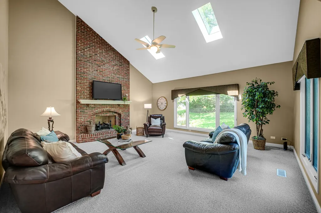 207 Edinburgh Court Naperville IL 60540