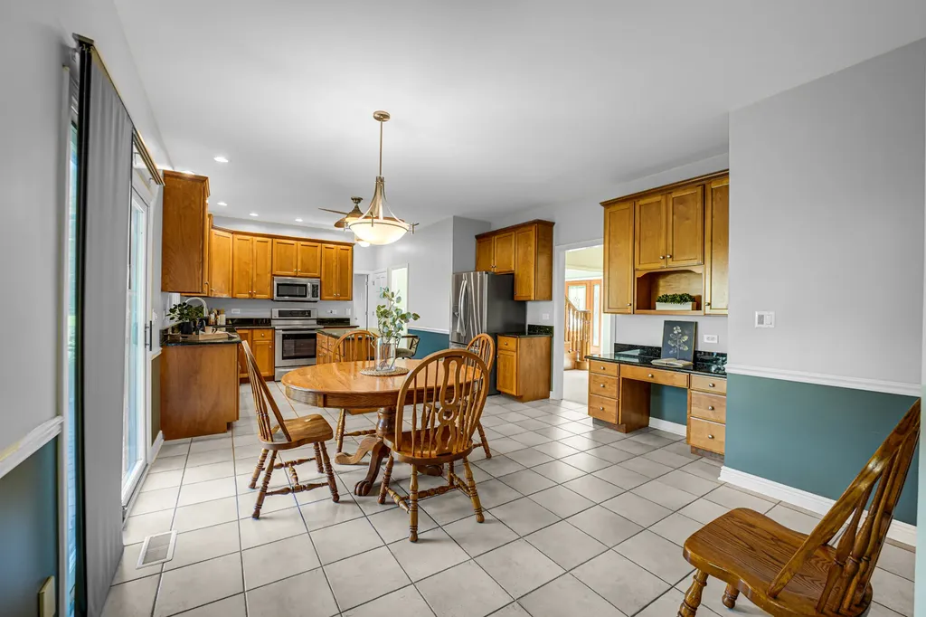207 Edinburgh Court Naperville IL 60540