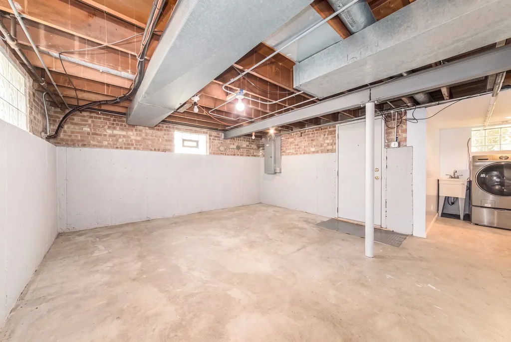 7560 West Everell Avenue Chicago IL 60631
