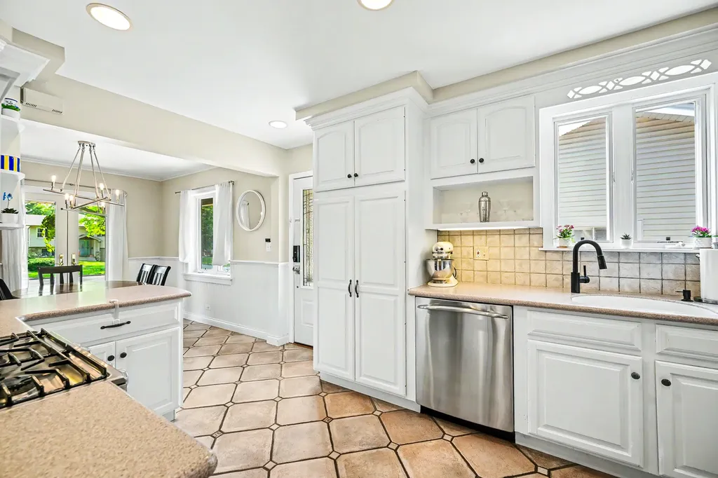 244 South Milton Avenue Glen Ellyn IL 60137