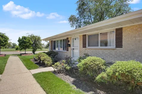 813 Valley Stream Drive Wheeling IL 60090