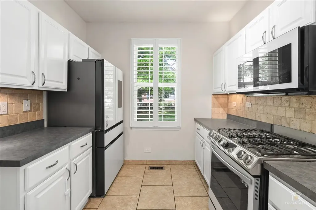 642 West Moreland Avenue Addison IL 60101