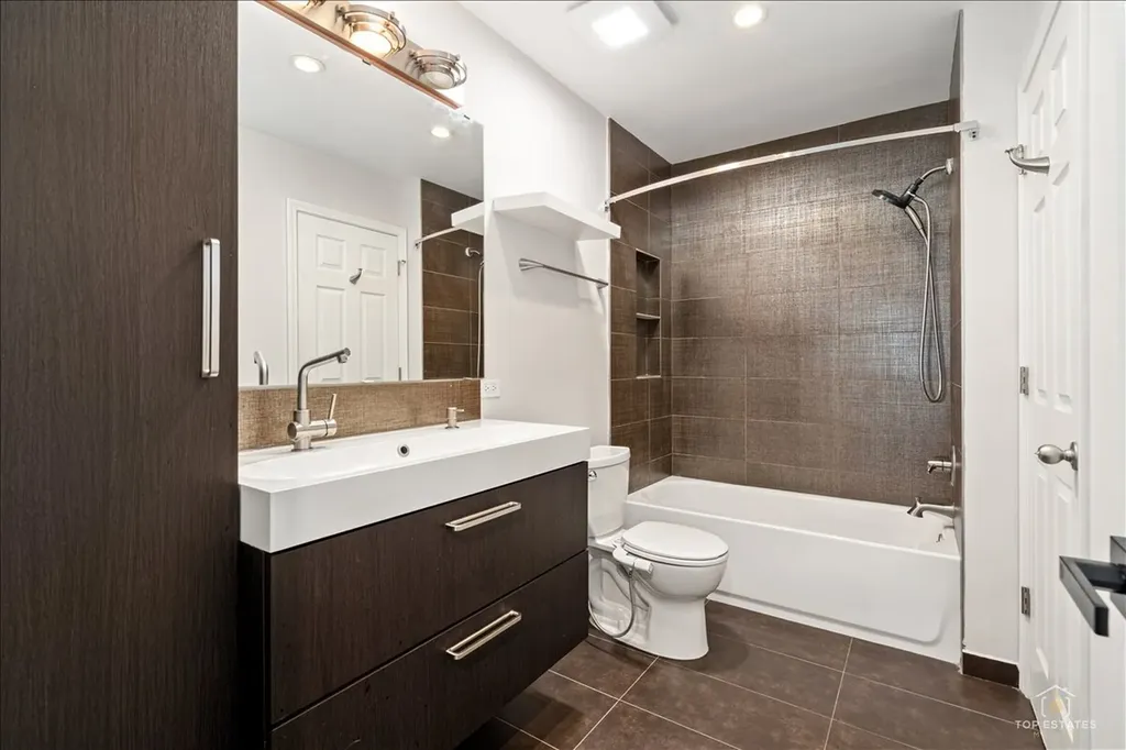 642 West Moreland Avenue Addison IL 60101