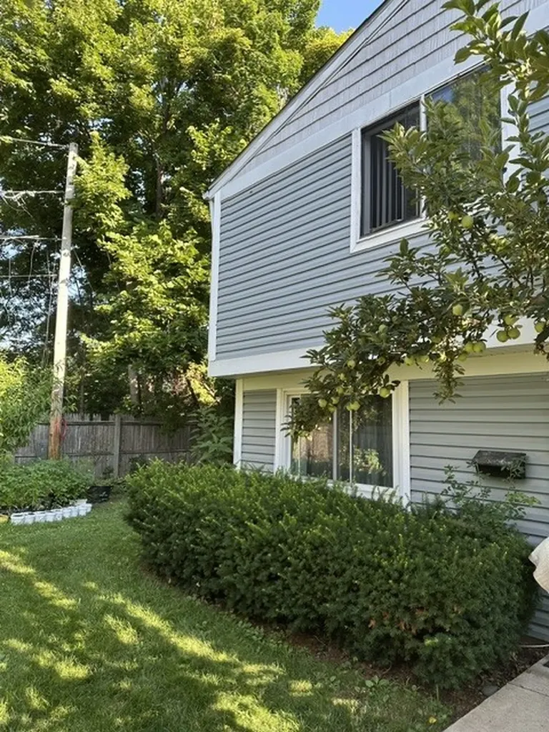 889 Oxford Place Wheeling IL 60090