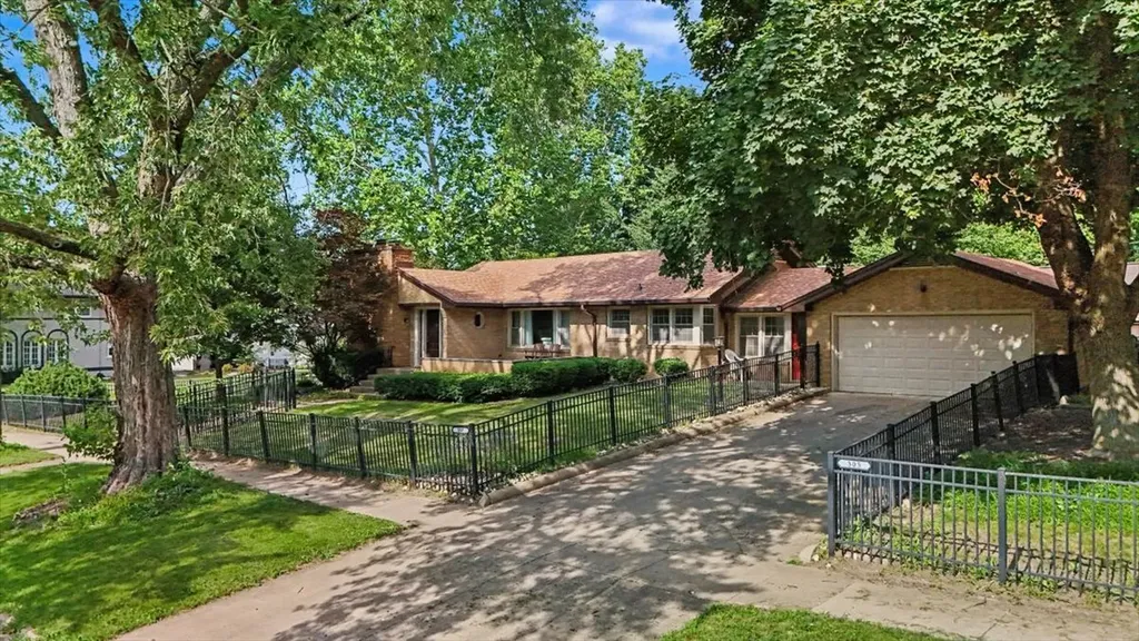 305 Colton Avenue Bloomington IL 61701