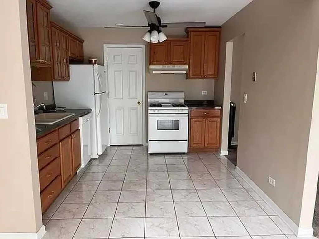1544 Williamsburg Drive Schaumburg IL 60193