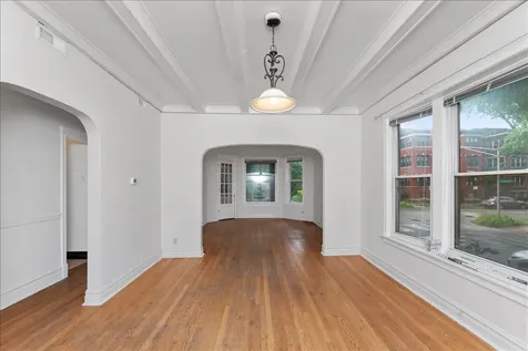 1353 West Catalpa Avenue Chicago IL 60640