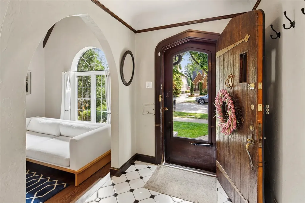 5940 North Knox Avenue Chicago IL 60646