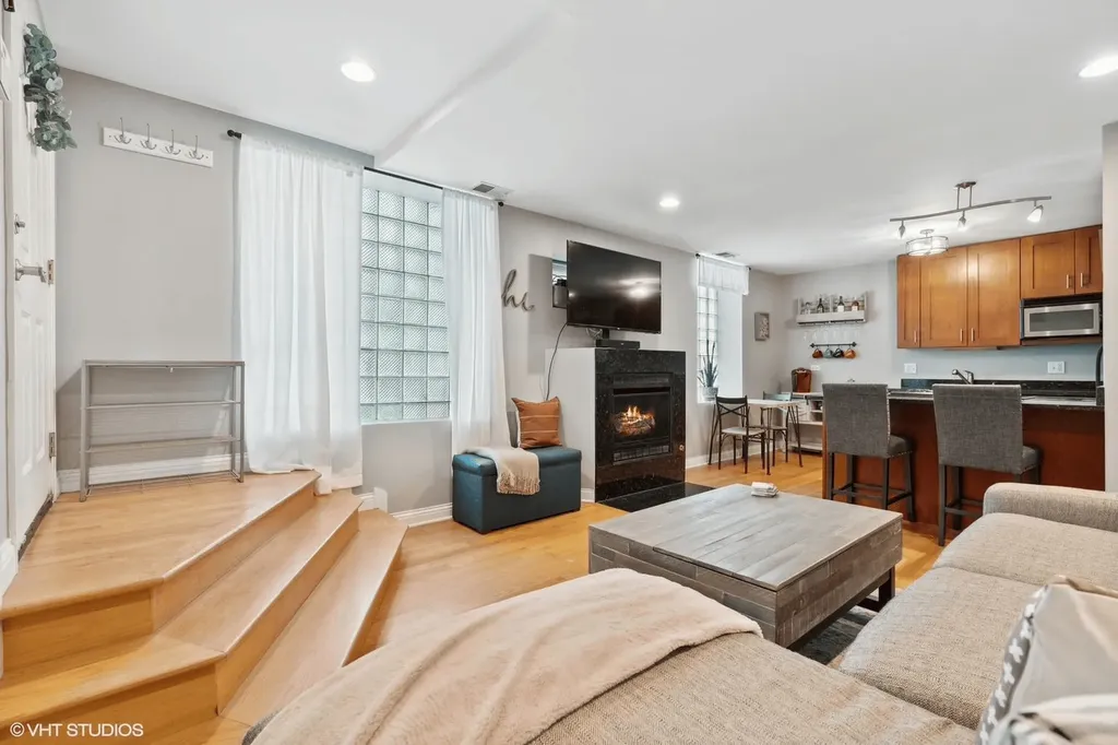 2307 West Haddon Avenue Chicago IL 60622