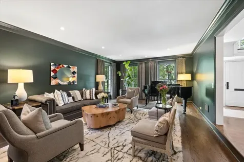 567 Oak Street Winnetka IL 60093