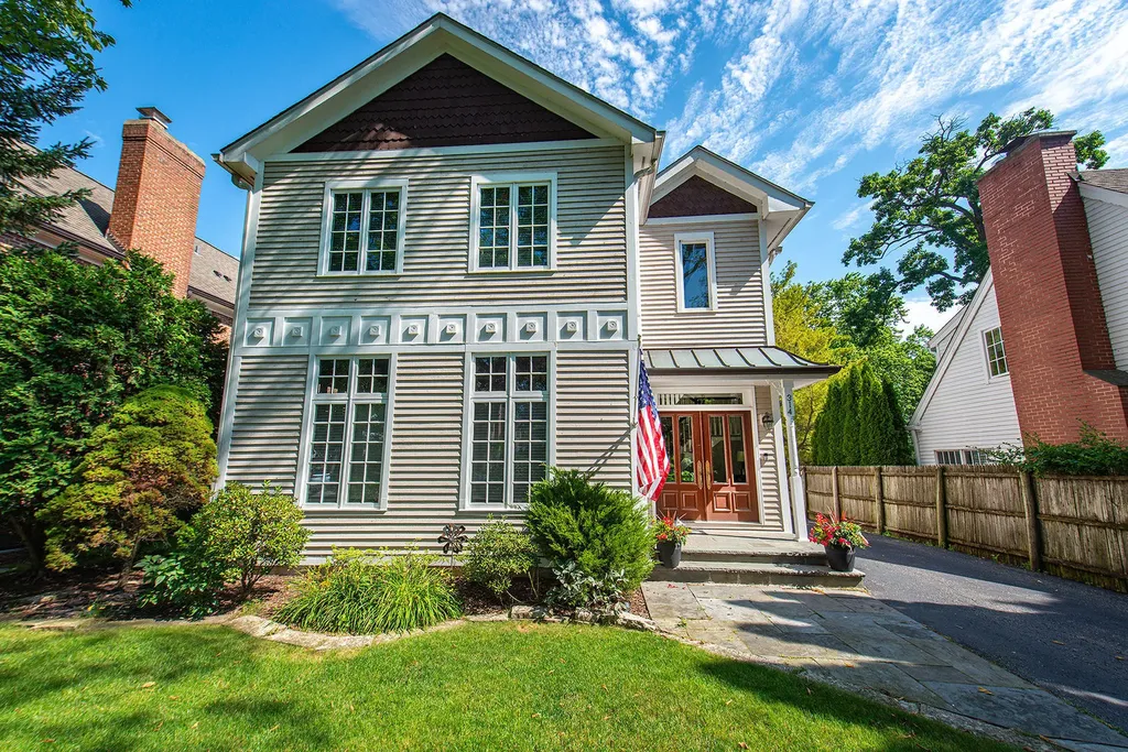 314 East Woodland Road Lake Bluff IL 60044