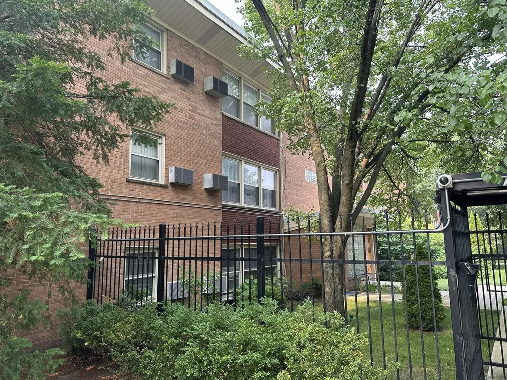 7526 North Ridge Boulevard Chicago IL 60645
