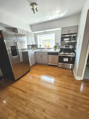 7526 North Ridge Boulevard Chicago IL 60645