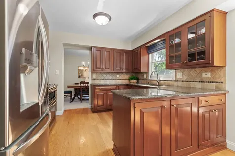 907 Dawes Street Libertyville IL 60048
