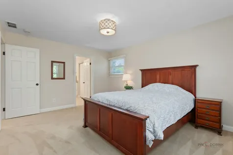 907 Dawes Street Libertyville IL 60048