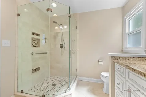 907 Dawes Street Libertyville IL 60048