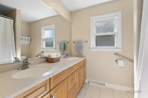 907 Dawes Street Libertyville IL 60048