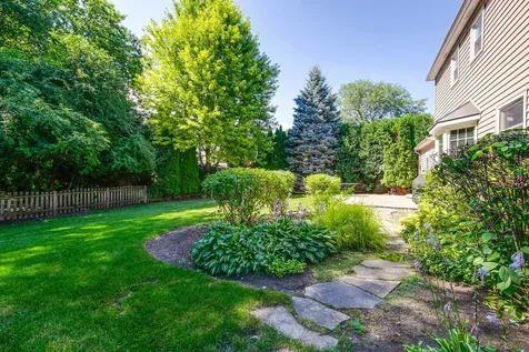 907 Dawes Street Libertyville IL 60048