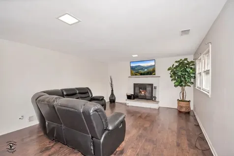825 Walnut Drive Darien IL 60561