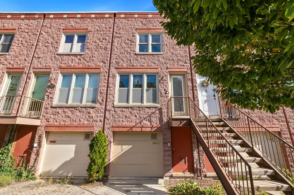 2001 North Honore Street Chicago IL 60614