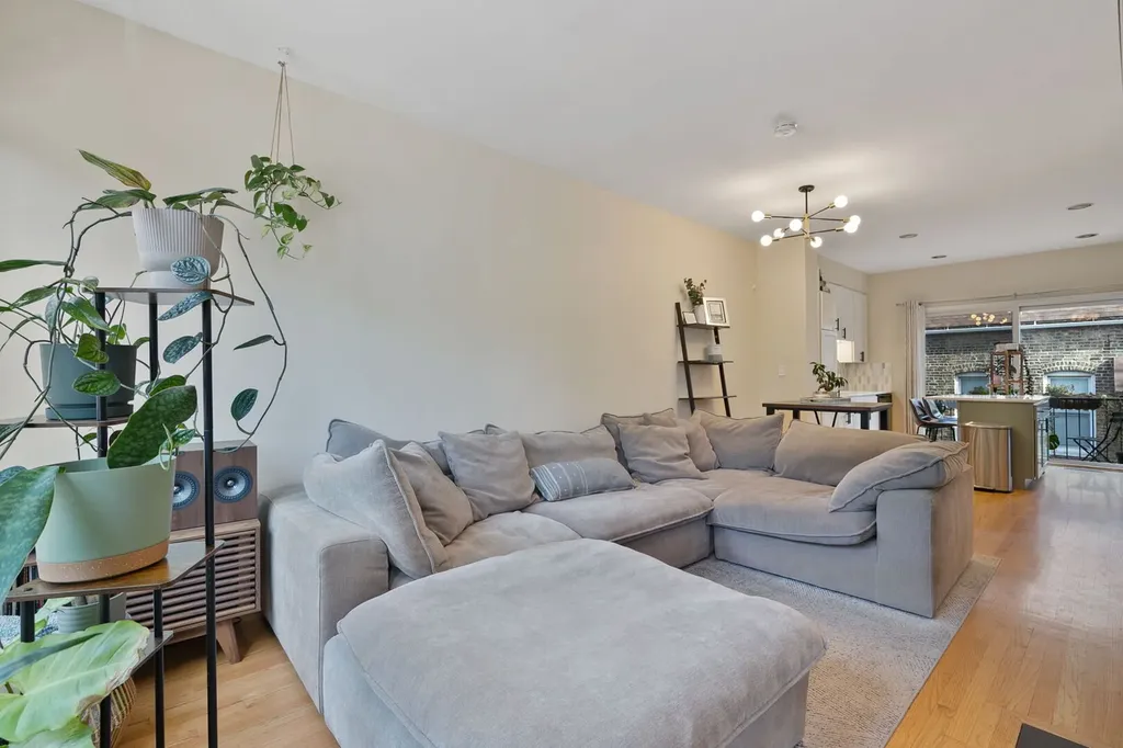 2001 North Honore Street Chicago IL 60614